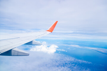 Fototapeta premium Airplane wing On the blue sky