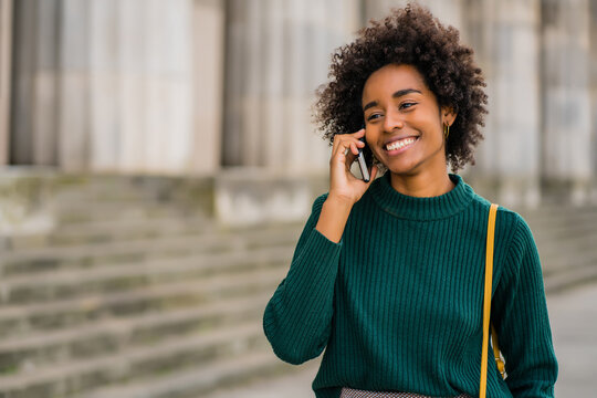 Business woman talking on the phone outdoors.