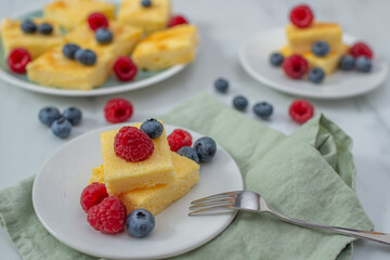 sweet home made vanilla pudding pie with berries