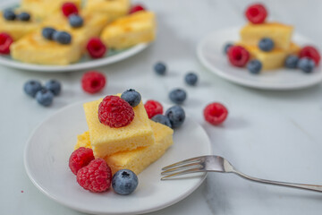 sweet home made vanilla pudding pie with berries