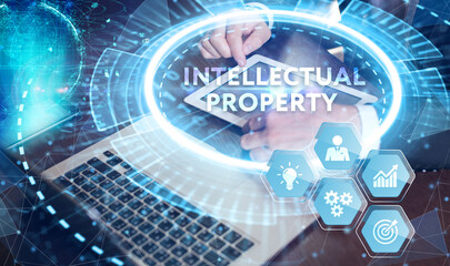 Obraz premium The concept of business, technology, the Internet and the network. A young entrepreneur working on a virtual screen of the future and sees the inscription: Intellectual property