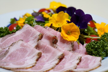 ローストポークを彩るエディブルフラワーのサラダ