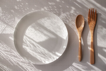 からの皿と食事セット