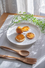 花とフルーツの乗った皿