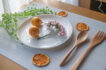 花とフルーツの乗った皿