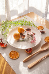 花とフルーツの乗った皿