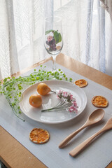 花とフルーツの乗った皿