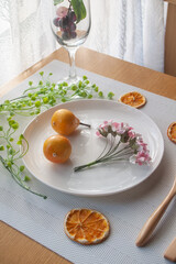 花とフルーツの乗った皿