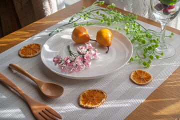 花とフルーツの乗った皿