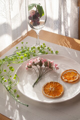 花とフルーツの乗った皿