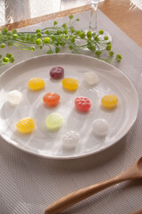 カラフルな飴の乗った皿