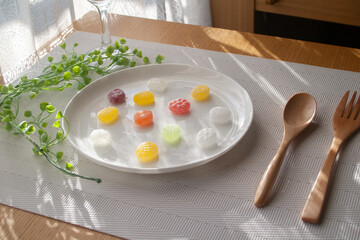 カラフルな飴の乗った皿