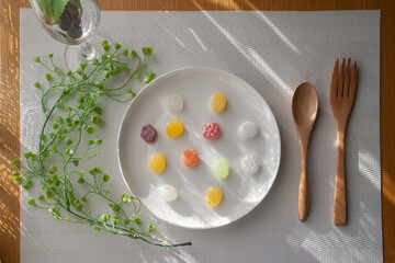 カラフルな飴の乗った皿