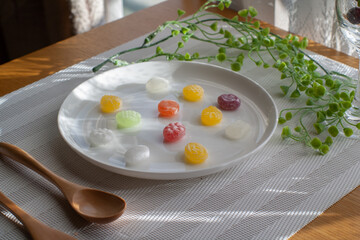 カラフルな飴の乗った皿