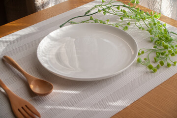 からの皿と食事セット