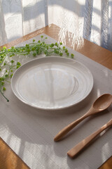 からの皿と食事セット