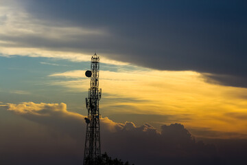 Obraz premium Landscape evening view of the sky and communication