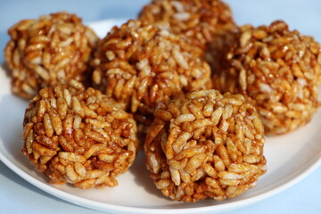 Indian Traditional Puffed Rice Balls is a sweet made using puffed rice mixed with jaggery, Murmura Laddoo, Churmura Laddoo or Pori Urundai