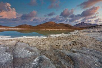 Couple walking in Piedras Rojas (Red Rocks), Deserto do Atacama (Atacama Desert), Chile