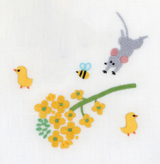 菜の花とひよことネズミと蜂の刺繍 © KuboTomoko