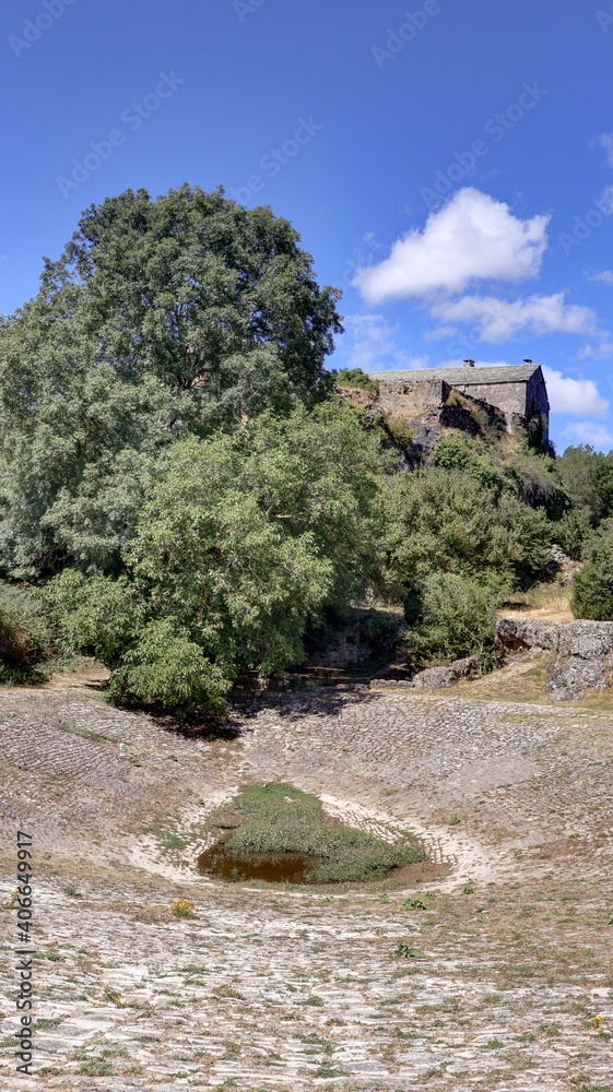 Wall mural la couvertoirade sur le plateau du larzac