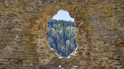 gorges de la Truyère et ruines du château d'Alleuze