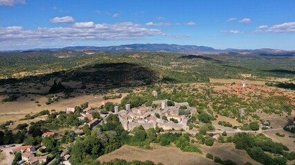 Naklejka premium Survol de la Couvertoirade sur le plateau du Larzac