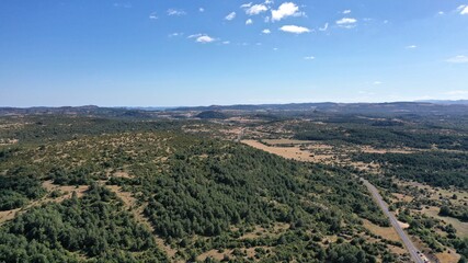 Survol de la Couvertoirade sur le plateau du Larzac