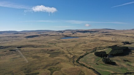 lac et cascade sur le plateau de l'Aubrac