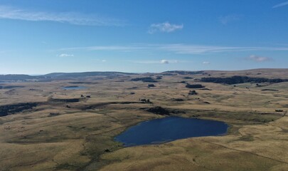 lac et cascade sur le plateau de l'Aubrac