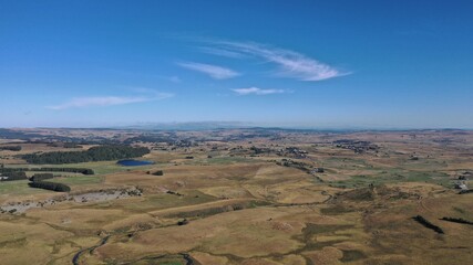 lac et cascade sur le plateau de l'Aubrac