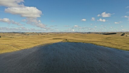 lac et cascade sur le plateau de l'Aubrac