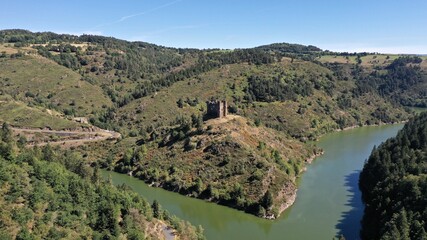 Fototapeta na wymiar Gorges de la Truyère et ruines du château d'Alleuze