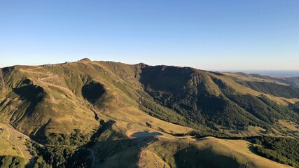 Le Lioran et le massif du puy mary dans le cantal en auvergne (survol)