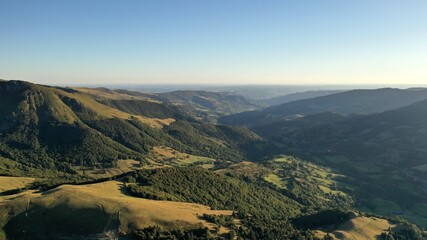 Obraz premium Le Lioran et le massif du puy mary dans le cantal en auvergne (survol)