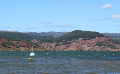 windsurf (planche à voile) sur le lac du Salagou dans l'Hérault, sud de la France