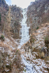 Fototapeta na wymiar 冬の古閑の滝（雌滝）　氷瀑　熊本県阿蘇市　Koganotaki waterfall ice cascade Kumamoto-ken Aso city