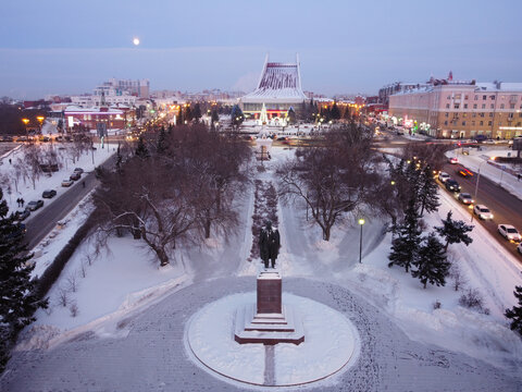 Monument to Lenin in Leninsky Park in the city of Omsk. Lermontov Street and Dumskaya Street lead to Teatralnaya Square and the Musical Theater