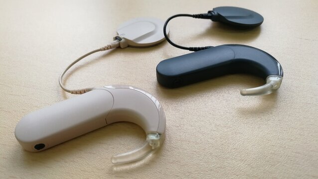 Cochlear implant for deaf people and people with hearing aids as well as for people with hearing loss