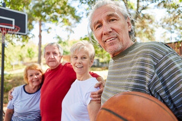 Rentner Mannschaft beim Basketball Training