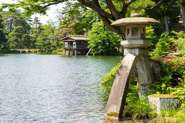 初夏の兼六園・徽軫灯籠と霞ヶ池　※灯籠の隣のモミジは若い木に変わりました