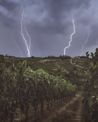 temporale con fulmini tra vigneti in toscana