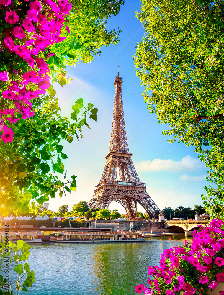 Wall mural eiffel tower in spring