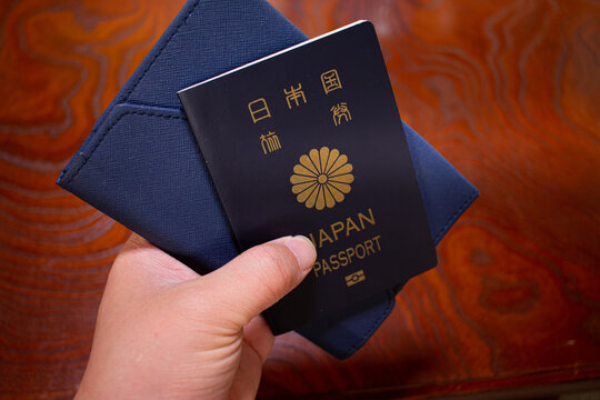 5年有効の青い日本のパスポートとチケット/航空券ケース