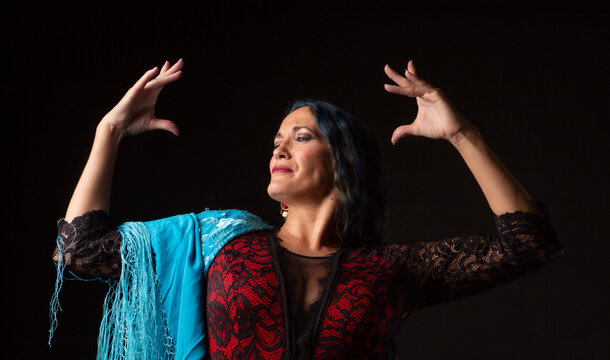 Bailadora de flamenco profesional, sesi&oacute;n en estudio sobre fondo negro