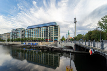 Berlin Berliner Dom Spree Anlegestelle Dom Aquarée Fernsehturm Lustgarten Unter den Linden
