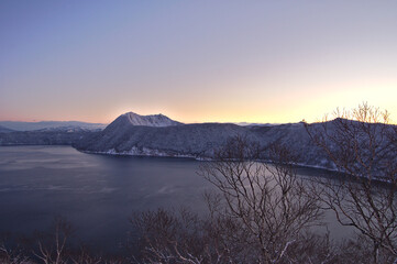 Obraz premium 淡い色合いの冬の摩周湖。北海道、日本。