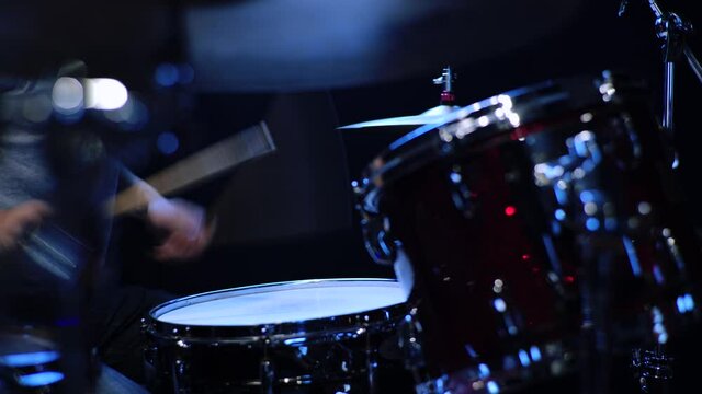 ドラムを演奏する日本人の男性