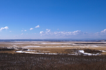 晴れた日の冬の釧路湿原。日本の北海道にあるラムサール条約登録地、釧路湿原国立公園。