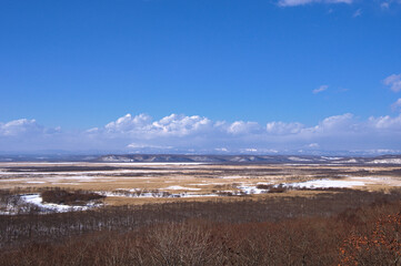 晴れた日の冬の釧路湿原。日本の北海道にあるラムサール条約登録地、釧路湿原国立公園。